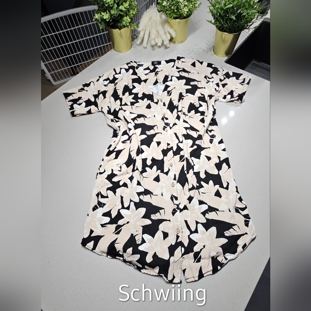 SCHWINN Parfaite robe chemisier, longueur midi à motifs estivaux avec boutons